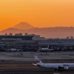 Aeropuerto Internacional de Narita (成田空港) en Chiba, cerca de Tokio y el Monte Fuji al fondo