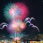 Fuegos artificiales Odaiba Rainbow Hanabi en diciembre en Tokio, junto al puente Rainbow Bridge