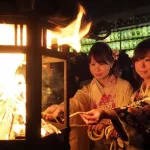 Okera Mairi, festival y ritual de fuego en el santuario Yasaka de Kioto como evento en Nochevieja