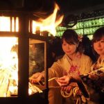 Okera Mairi, festival y ritual de fuego en el santuario Yasaka de Kioto como evento en Nochevieja