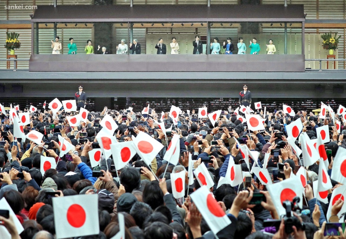 Saludo de Año Nuevo del Emperador de Japón el 2 de enero de 2020 (新年一般参賀, shinnen no ippan hōmon) desde el balcón del Palacio Imperial de Tokio (皇居, Kōkyo)
