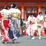 Chicas vestidas con kimono furisode paseando por un santuario el Día de la Mayoría de Edad en Japón o Seijin No Hi (成人の日)