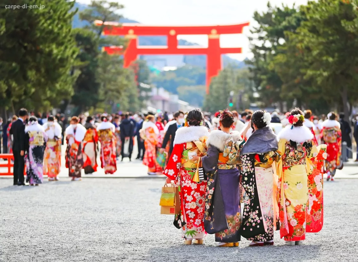 Chicas vestidas con kimono furisode paseando por un santuario el Día de la fiesta de la Mayoría de Edad en Japón o Seijin No Hi (成人の日)