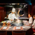 Comida cocinada sobre teppanyaki en Japón