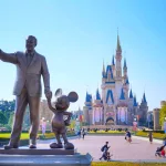 Estatua de Walt Disney con Mickey en Tokyo Disney Resort