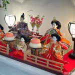 Hinadan de muñecas Hina para celebrar la fiesta de las niñas o Hinamatsuri de Japón Secreto