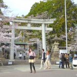 Inuyama (Aichi): qué ver y hacer, cómo llegar, el castillo de Inuyama, eventos. Foto: Torii gigante de piedra marcando la entrada al santuario Haritsuna (針綱神社) de Inuyama