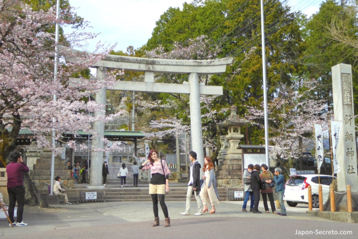 Inuyama (Aichi): qué ver y hacer, cómo llegar, el castillo de Inuyama, eventos. Foto: Torii gigante de piedra marcando la entrada al santuario Haritsuna (針綱神社) de Inuyama