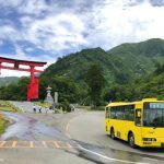 Maletas y equipaje en el transporte público en Japón. Foto: autobús en la ruta de peregrinación Dewa Sanzan. Monte Yudono (Yudonosan)
