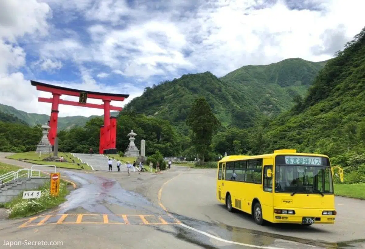 Maletas y equipaje en el transporte público en Japón. Foto: autobús en la ruta de peregrinación Dewa Sanzan. Monte Yudono (Yudonosan)