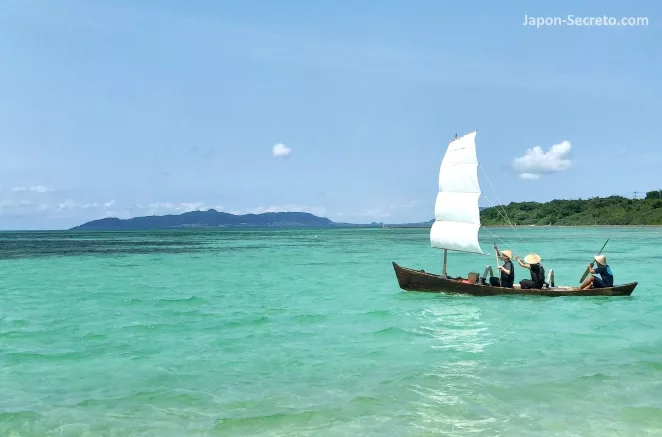 Playa de Kondoi (コンドイ浜) en la isla de Taketomi o Taketomijima (en Yaeyama, Okinawa)