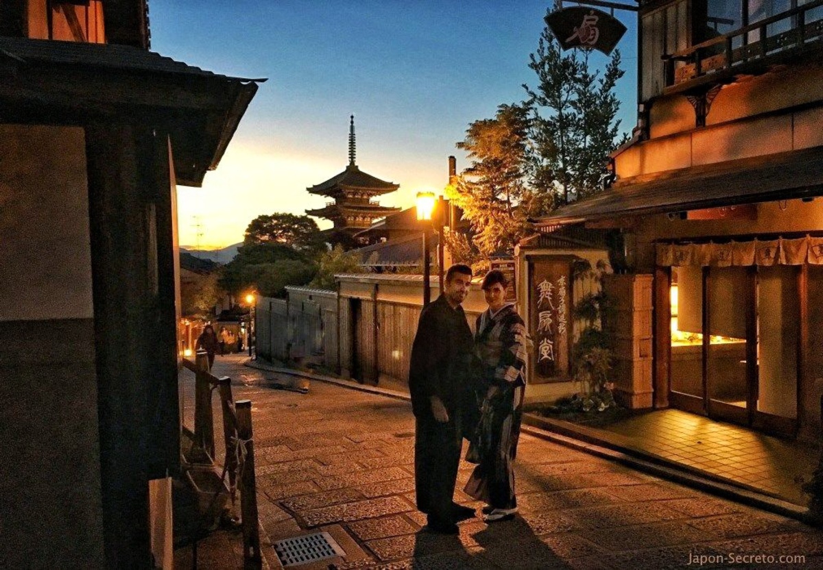 Alquilar o rentar un kimono en Kioto y otros lugares de Japón como Tokio para pasear, cómo y dónde, precio y consejos. Foto: paseando por Ninenzaka (Higashiyama)