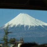 Foto del Fuji nevado que tomamos desde el Tokaido Shinkansen Hikari a gran velocidad en la primavera de 2012 en Japón