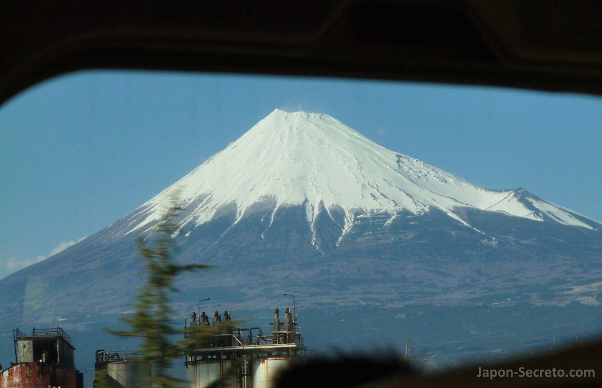 Foto del Fuji nevado que tomamos desde el Tokaido Shinkansen Hikari a gran velocidad en la primavera de 2012 en Japón