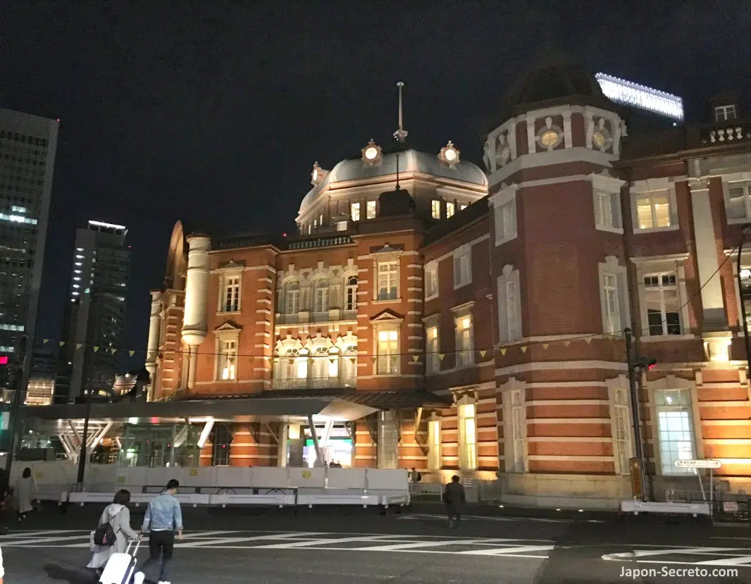 Estación de Tokio iluminada por la noche