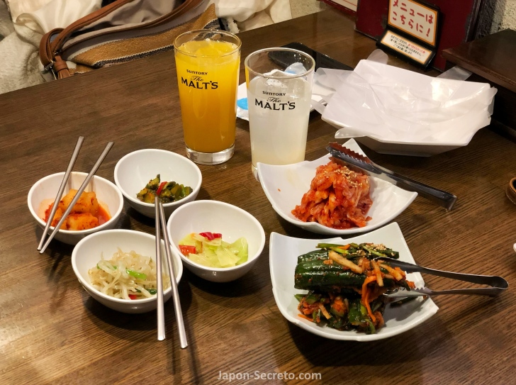 Encurtidos coreanos en un restaurante del barrio de Okubo, en Tokio