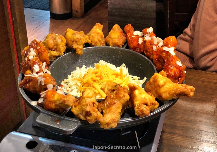 Comiendo pollo frito estilo coreano en el barrio de Okubo, en Tokio