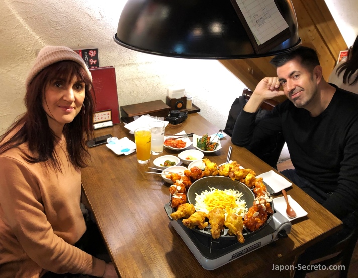 En el restaurante Miyomi de barbacoa coreana (고기구이, gogi-gui) o bulgogi y pollo frito en el barrio coreano de Okubo, cerca de la estación de Shin-Okubo, en Tokio