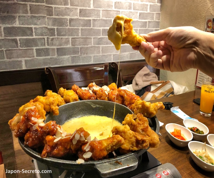 Comiendo pollo frito estilo coreano en el restaurante Miyomi del barrio de Okubo, en Tokio