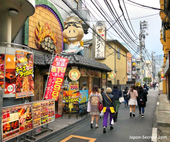 Restaurante de cerdo en Okubo, cerca de la estación de Shin-Okubo