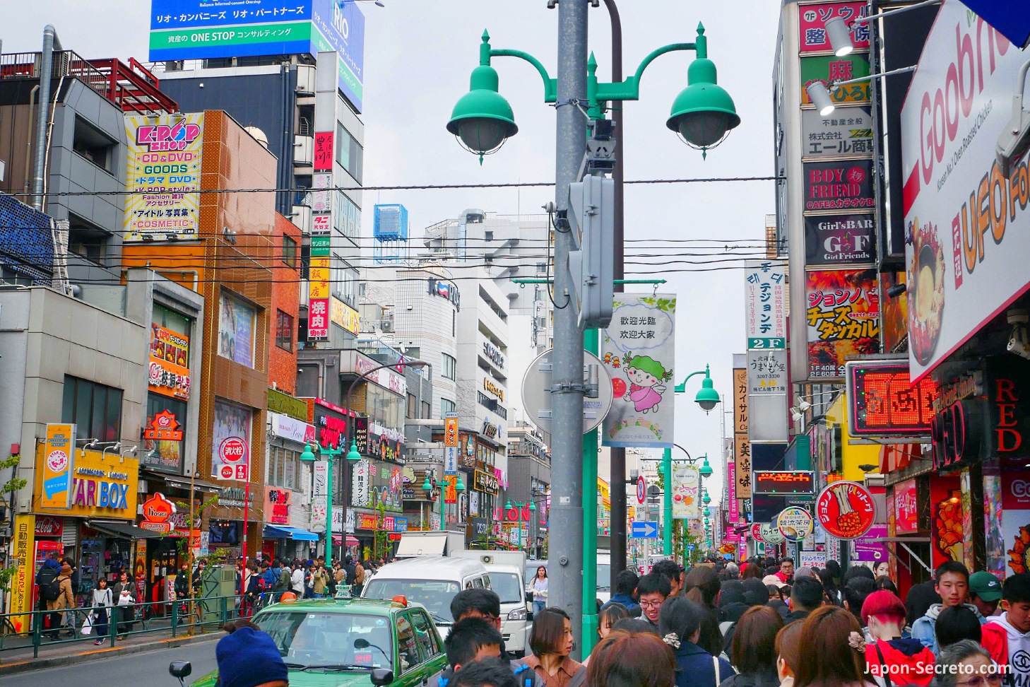 Okubo dori, calle principal del barrio coreano de Okubo, con tiendas y restaurantes, cerca de la estación de Shin-Okubo, Tokio