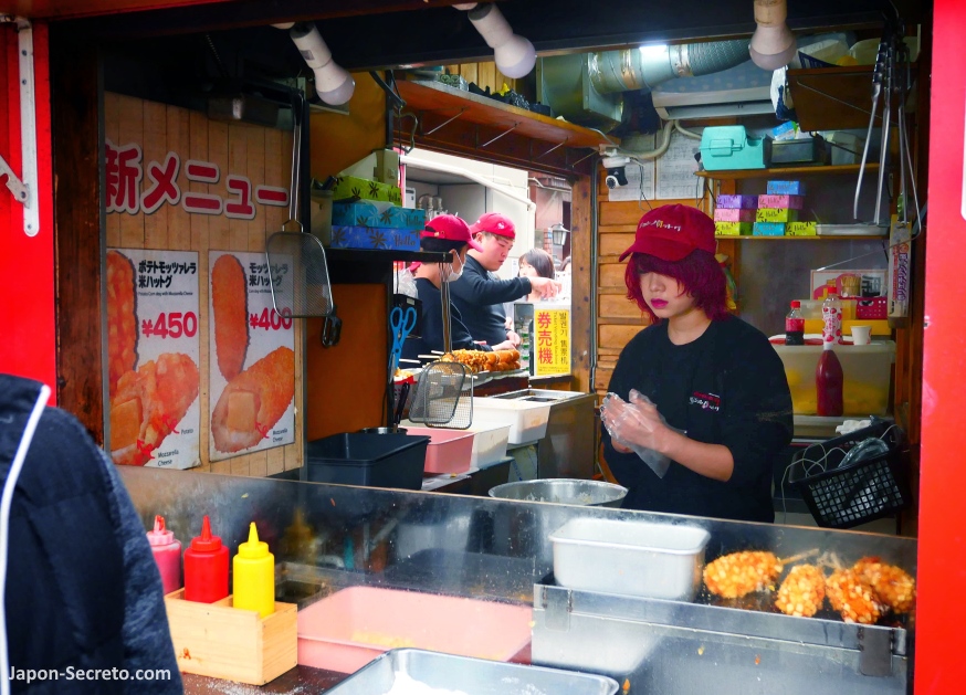 Puesto de comida callejera en Okubo dori, calle principal del barrio coreano de Okubo, en Tokio