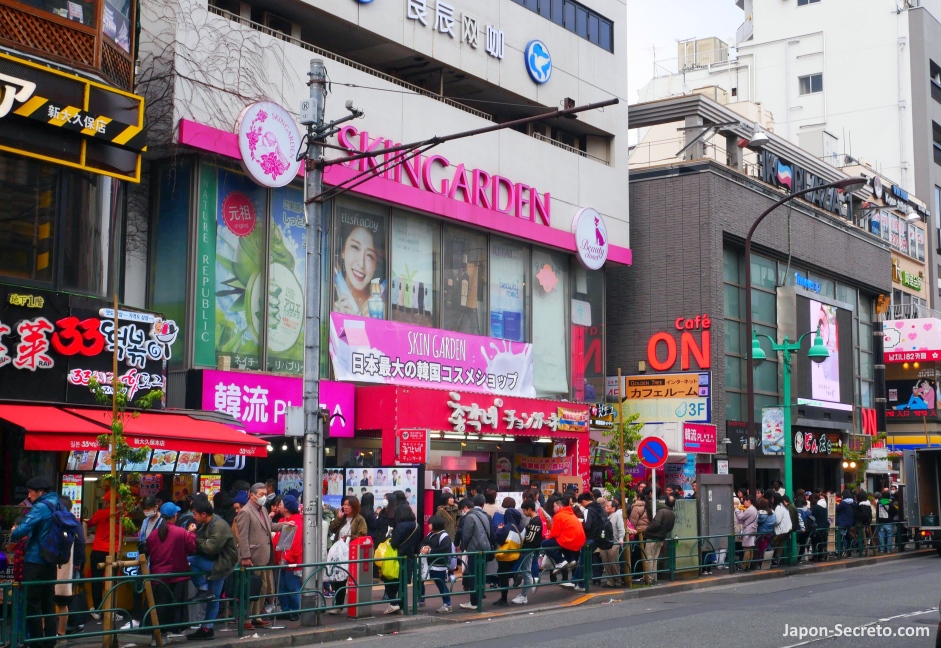 Tienda SKINGARDEN de cosméticos K-Beauty en el en el barrio coreano de Okubo, cerca de la estación de Shin-Okubo, en Tokio