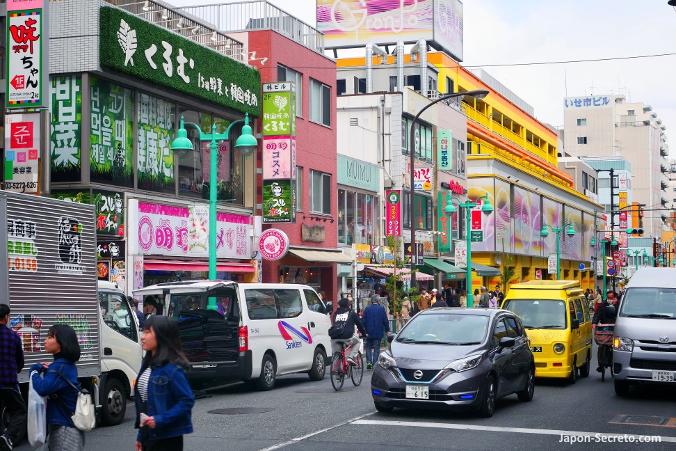 Calle principal del barrio coreano de Okubo, cerca de la estación de Shin-Okubo, en Tokio