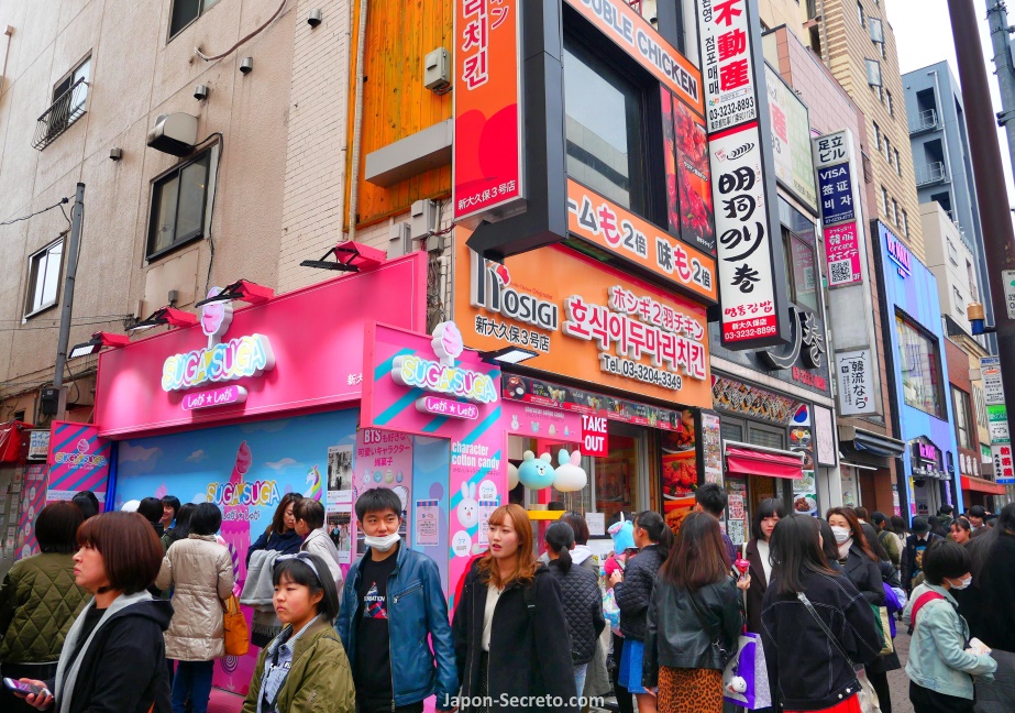 Tienda de dulces en Okubo dori, calle principal del barrio coreano de Okubo, en Tokio