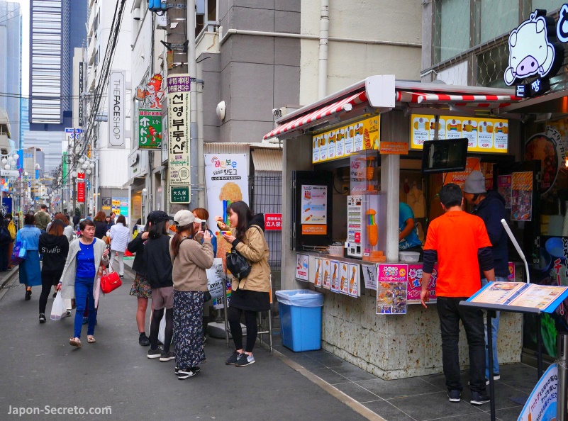 Puesto de comida callejera coreana en la calle Ikemen de Okubo, el barrio coreano de Tokio