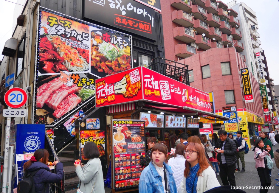 Restaurante de comida coreana en la calle principal de Okubo, el barrio coreano de Tokio