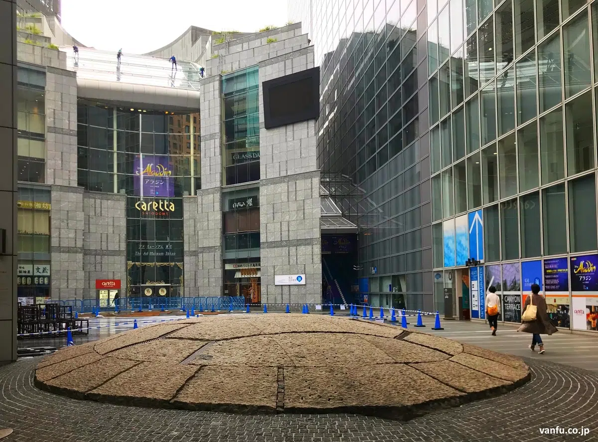 Caretta Shiodome, en Shinbashi (Tokio): cómo llegar, tiendas, qué ver. Foto: entrada de Caretta Shiodome