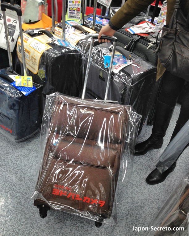 Comprando una maleta de cabina en una tienda Yodobashi en Osaka