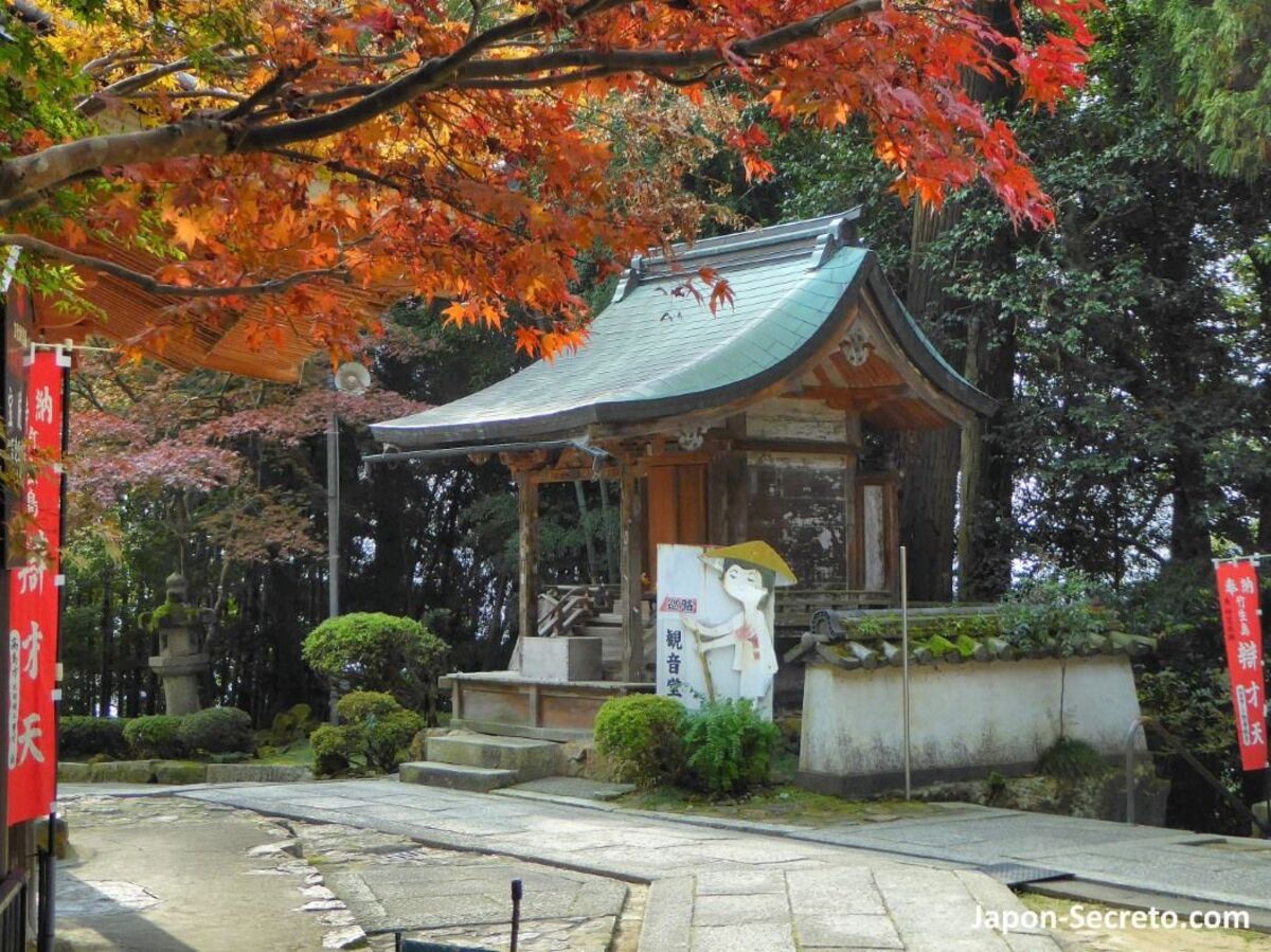 Ruta de peregrinación Saigoku Kannon o camino Saigoku Sanjusansho. Foto: Cartel de la peregrinación Saigoku Kannon en el templo Hogon-ji de Chikubushima