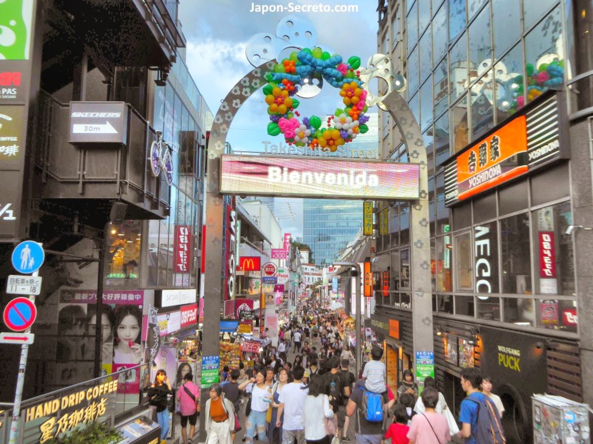 Calle Takeshita de Harajuku, en Tokio: entrada a la calle Takeshita. Foto de 2018