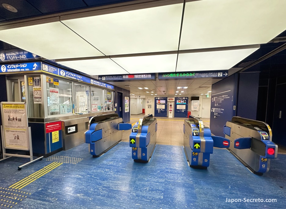 Tornos de acceso al Tokyo Monorail (東京モノレール) o Monorraíl de Tokio en el aeropuerto de Haneda