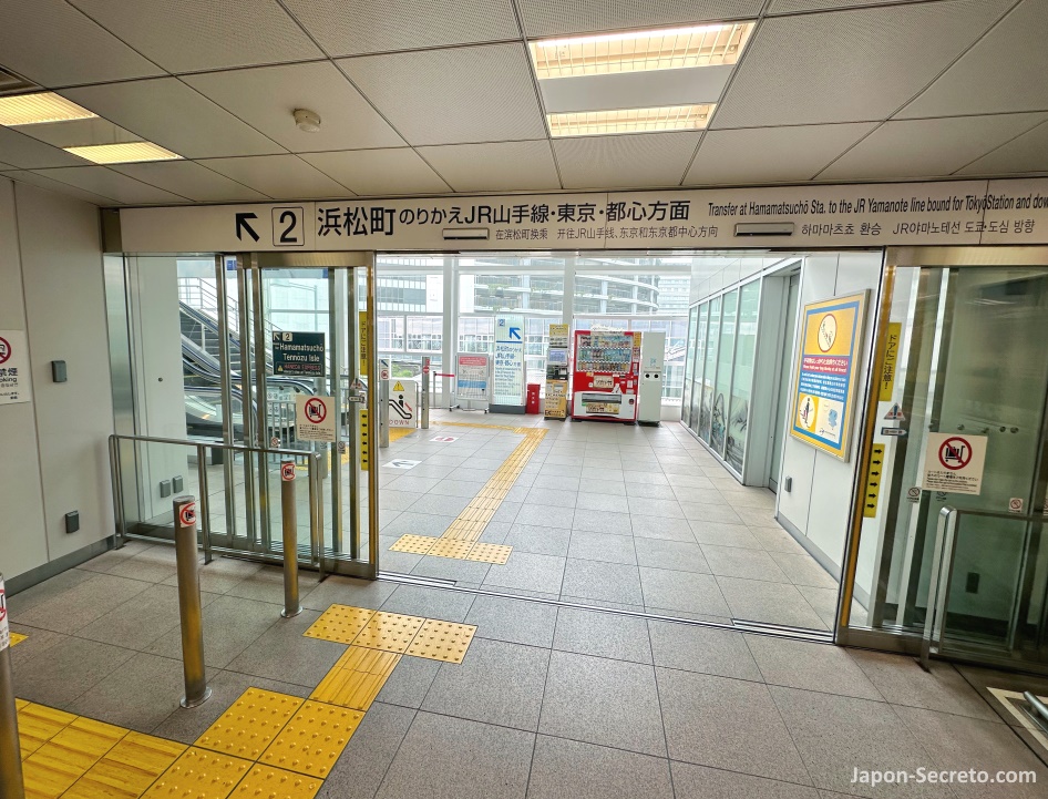 Acceso a los andenes del Tokyo Monorail (東京モノレール) o Monorraíl de Tokio en el aeropuerto de Haneda