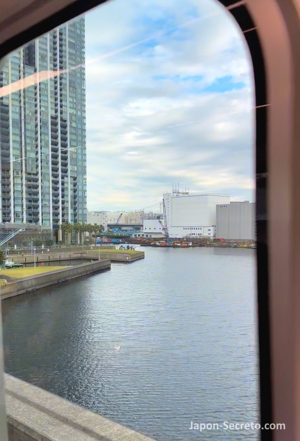 Vistas desde el Tokyo Monorail (東京モノレール) o Monorraíl de Tokio viajando desde el aeropuerto a la ciudad