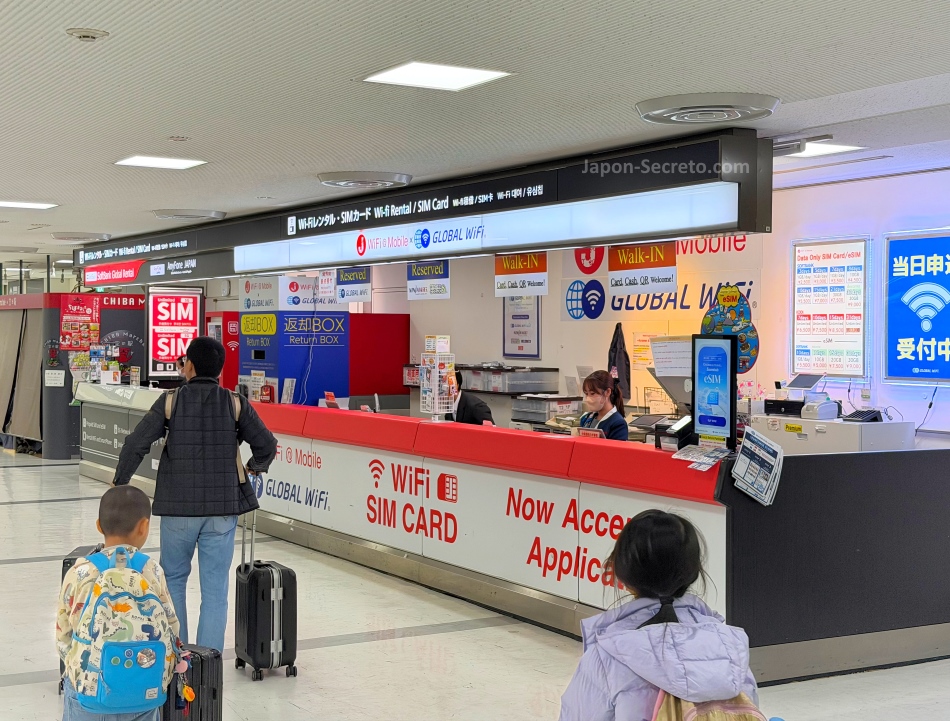 Recogiendo el Pocket WiFi de alquiler en el aeropuerto de Narita tras aterrizar y antes de viajar a Tokio