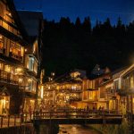 Ginzan Onsen (銀山温泉) de noche, pueblo balneario en la prefectura de Yamagata (Tohoku, Japón).