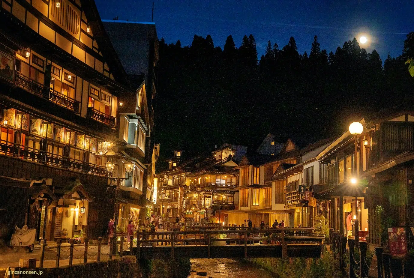 Ginzan Onsen (銀山温泉) de noche, pueblo balneario en la prefectura de Yamagata (Tohoku, Japón).