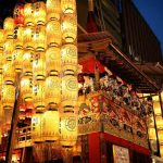 Carroza yamaboko iluminada durante las noches Yoiyama en julio en Kioto en el festival Gion Matsuri