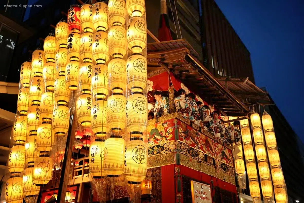 Carroza yamaboko iluminada durante las noches Yoiyama en julio en Kioto en el festival Gion Matsuri