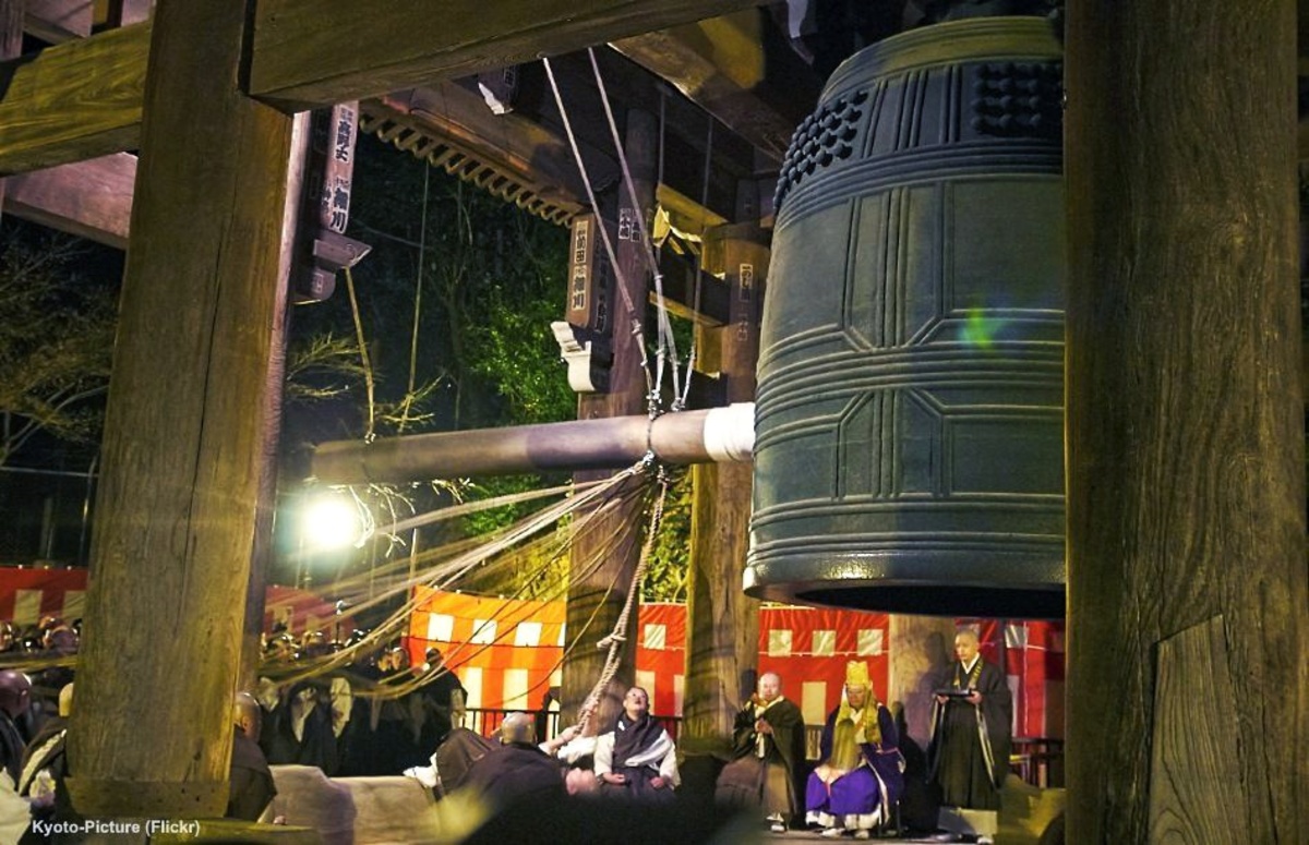 Fin de Año en Japón, celebraciones, tradiciones y lugares cerrados. Foto: tocando las 108 campanadas o Joya No Kane en el templo Sensoji de Asakusa, en Tokio