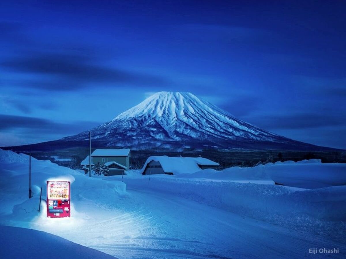 Máquina expendedora Jidohanbaiki o vending cerca del monte Fuji (Foto: Eiji Ohashi)