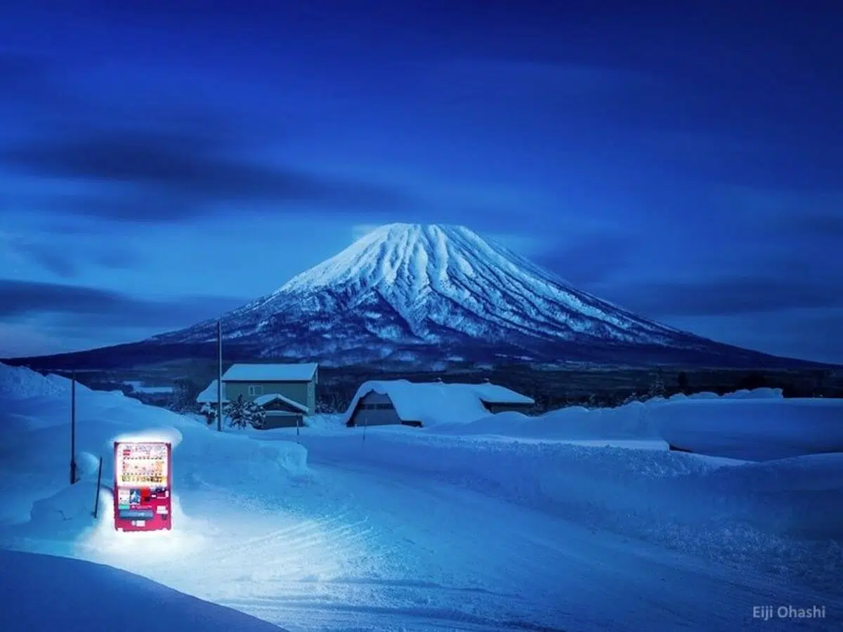 Máquina expendedora Jidohanbaiki o vending cerca del monte Fuji (Foto: Eiji Ohashi)