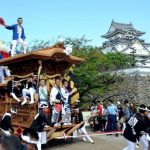 El festival Kishiwada Danjiri Matsuri (岸和田だんじり祭) de Osaka, uno de los más peligrosos de Japón. Foto: carroza danjiri arrastrada a toda velocidad frente al castillo de Osaka