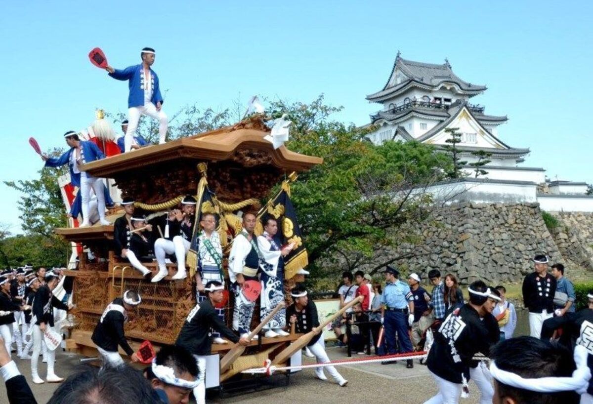 El festival Kishiwada Danjiri Matsuri (岸和田だんじり祭) de Osaka, uno de los más peligrosos de Japón. Foto: carroza danjiri arrastrada a toda velocidad frente al castillo de Osaka