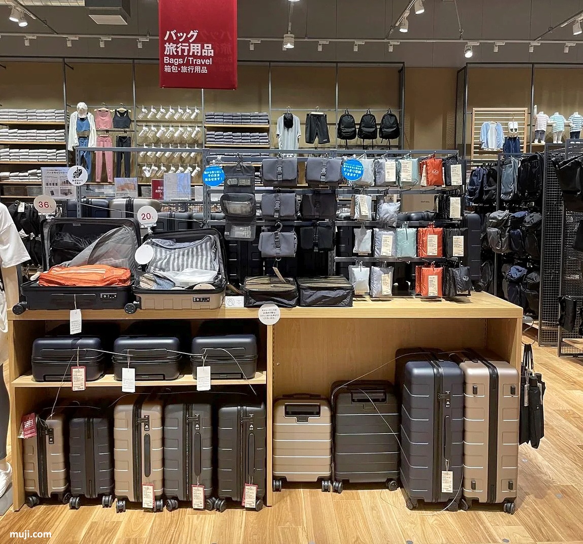 Exposición de maletas a la venta en una tienda Muji de Japón