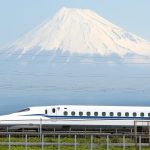 Línea Tokaido Shinkansen de tren bala entre Tokio, Kioto y Osaka. Foto: Tren bala (Shinkansen) de la serie N700 y monte Fuji al fondo